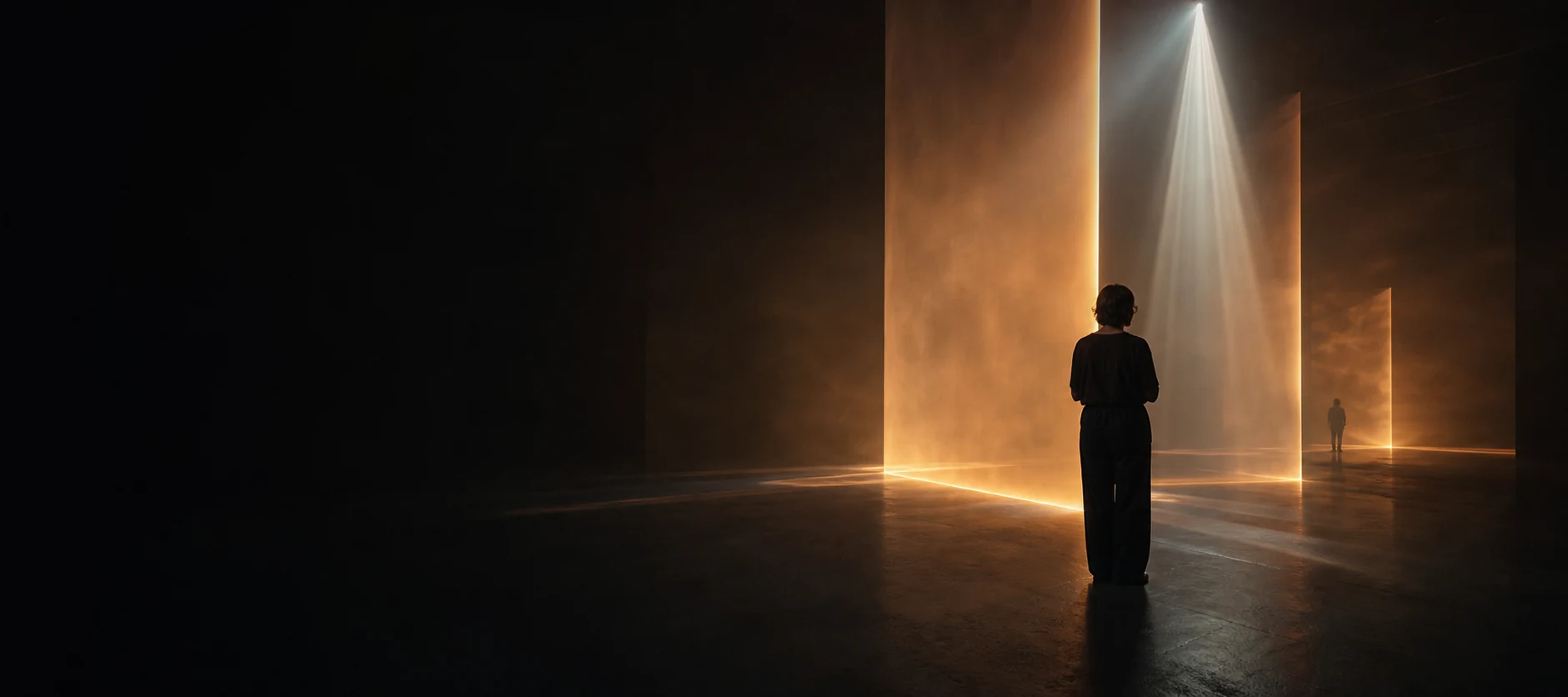 Een bezoeker gaat op in een immersieve compositie van licht en doorschijnende vlakken